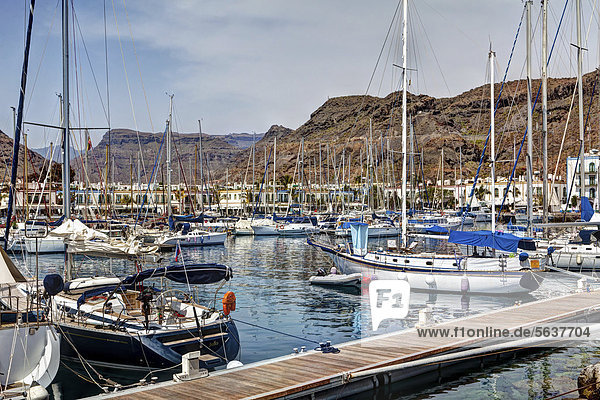 Segelyachten im Hafen  Puerto de Mogan  Gran Canaria  Kanarische Inseln  Spanien  Europa  ÖffentlicherGrund