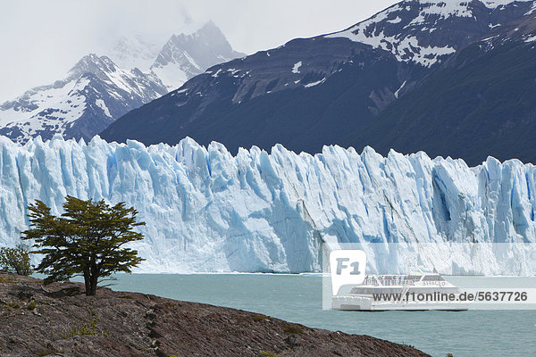 Sightseeing-Boot vor dem Gletschereis des Perito Moreno Gletschers  Lago Argentino  Region Santa Cruz  Patagonien  Argentinien  Südamerika  Amerika