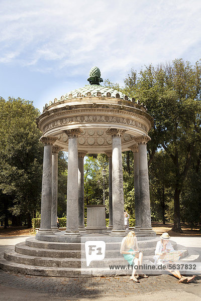 Tourists at the Tempietto di Diana in Villa Borghese Gardens  Rome  Lazio  Italy  Europe