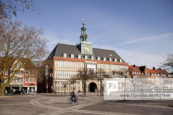 Rathaus in Emden  Ostfriesland  Niedersachsen  Deutschland  Europa