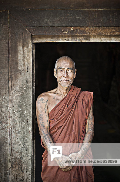 Buddhistischer Mönch in einem Kloster in Birma  Burma  Myanmar  Südostasien  Asien