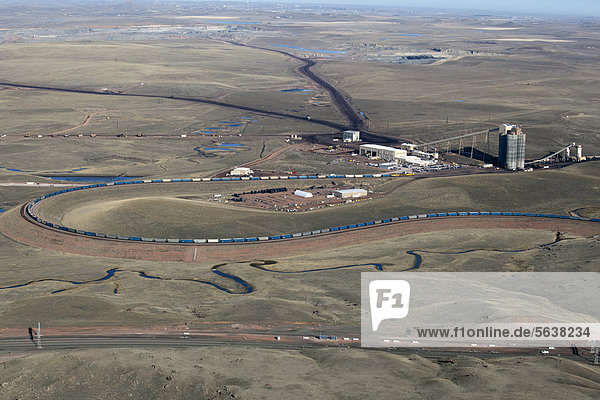 Luftaufnahme  Verladeanlage für Kohle auf Züge  Kohlebergwerk im Tagebau im Powder River Basin  der größten Kohle-Bergbauregion der Vereinigten Staaten  Gillette  Wyoming  USA