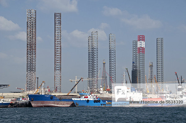 Bohrtürme und Schiffe  Sharjah  Vereinigte Arabische Emirate  Asien