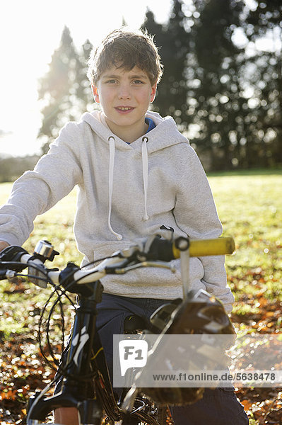 Junge - Person  fahren  Wiese  Fahrrad  Rad