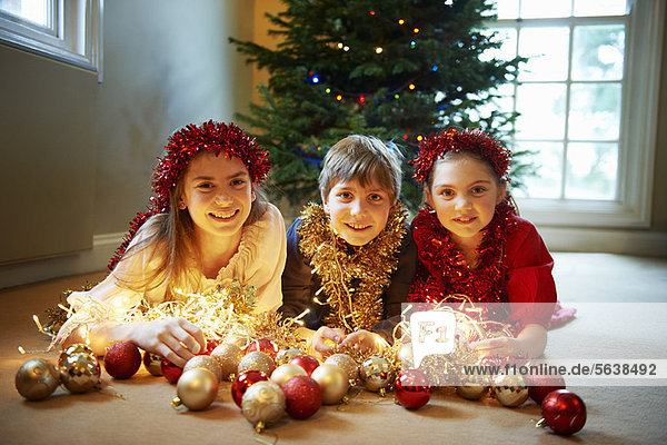 Kinder mit Weihnachtsschmuck