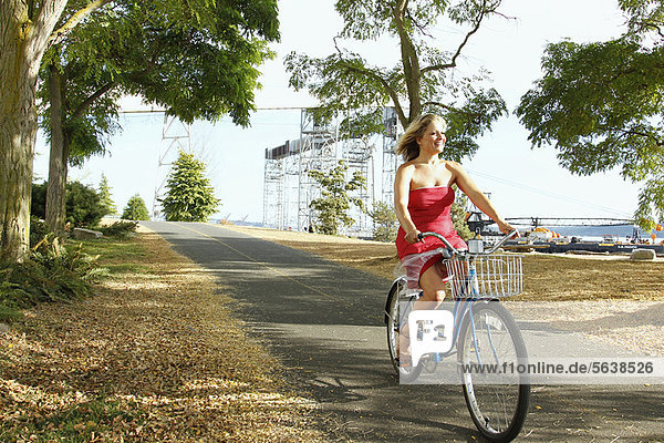 Ländliches Motiv  ländliche Motive  Frau  fahren  Fernverkehrsstraße  Fahrrad  Rad