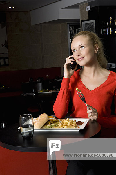 Frau  Cafe  essen  essend  isst  telefoniert