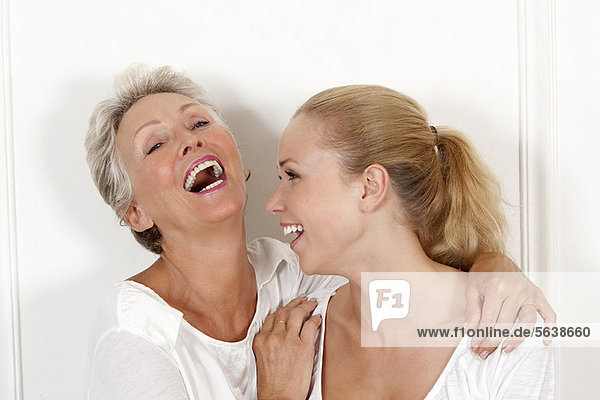 Mutter und Tochter lachen zusammen.