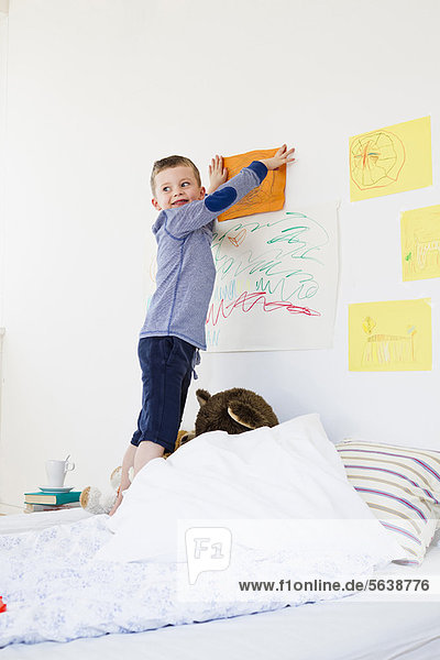 Junge hängende Zeichnung an der Schlafzimmerwand