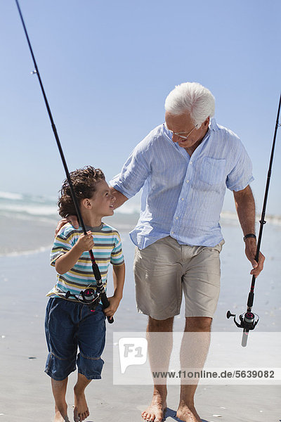 Mann und Enkel mit Angelruten