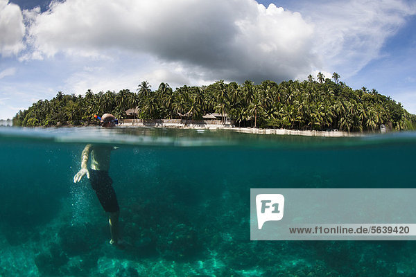 Schnorchler beim Schwimmen im tropischen Wasser