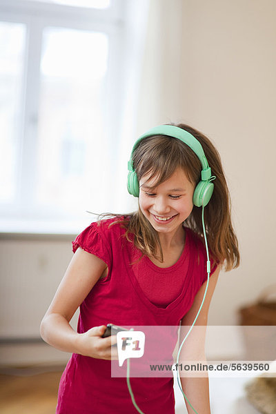 Smiling girl listening to mp3 player