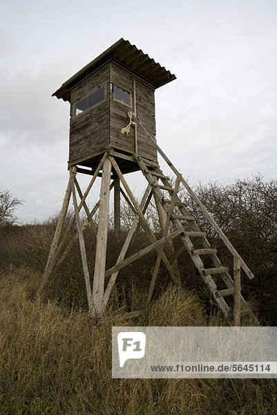 Ein Jagdturm in einem Feld