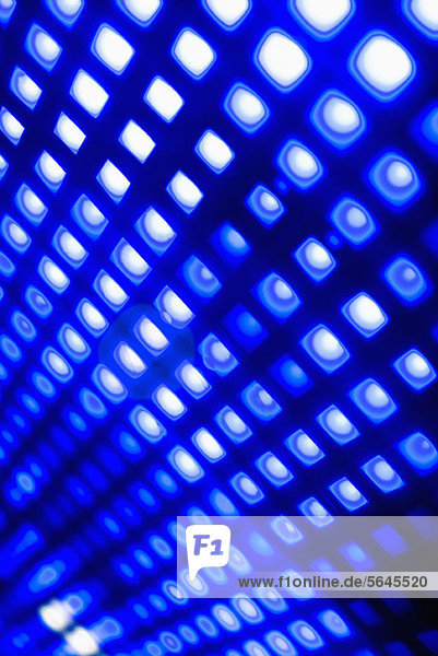 Abstraktes Gitter aus blauen und weißen Quadraten