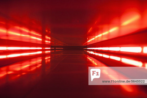 Ein abstrakter Korridor in Rottöne
