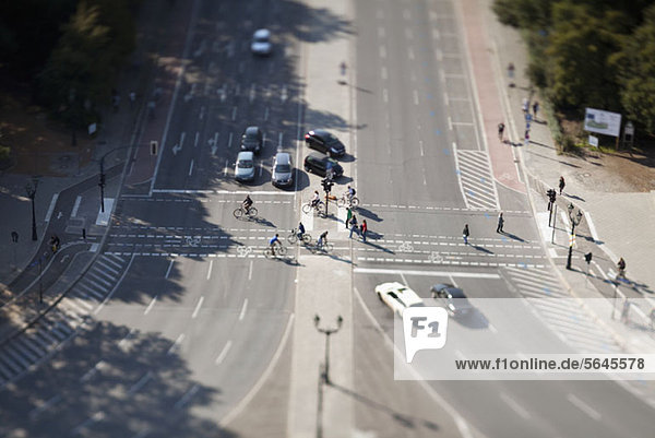 Autos  Radfahrer und Fußgänger an der Kreuzung  Kippschaltung  Berlin  Deutschland