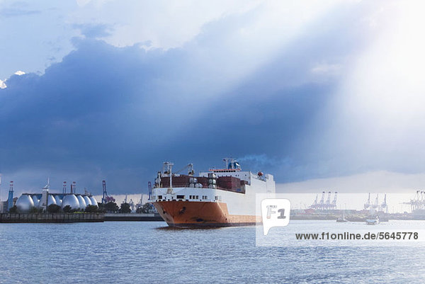 Ein Frachtschiff verlässt den Hamburger Hafen