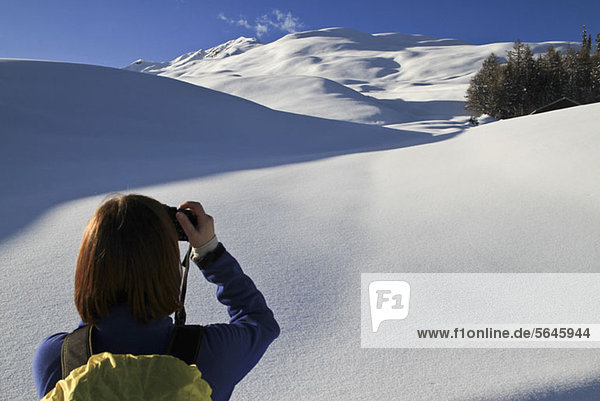 Tourist fotografiert Schneelandschaft