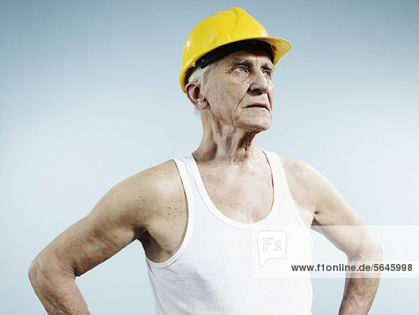 Ein älterer Mann mit Schutzhelm und Tank Top