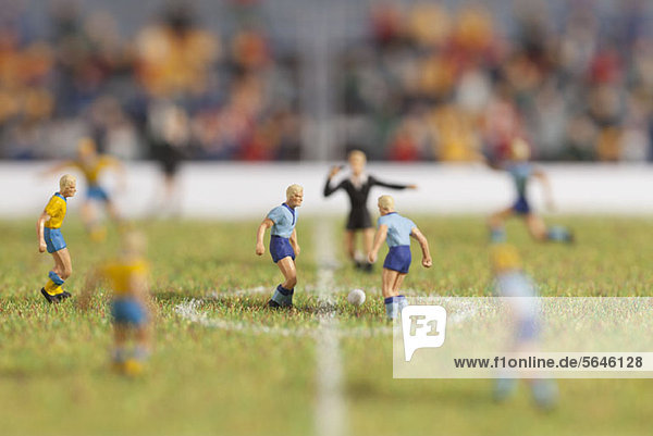 Miniatur-Fußballspielerfiguren zum Auftakt eines Fußballspiels