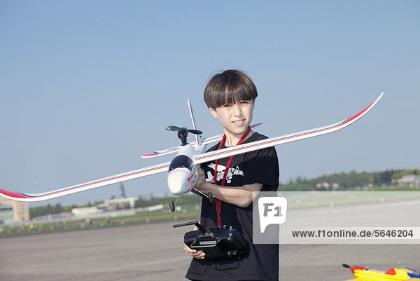 Junge mit Modellflugzeug auf dem verlassenen Flugplatz am Flughafen Tempelhof  Berlin