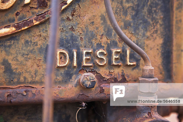 Das Wort Diesel auf einem rostigen Fahrzeug  Nahaufnahme