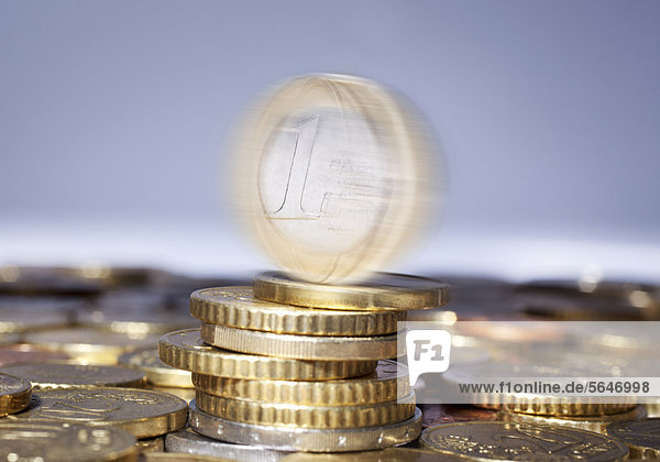 Euro Münze dreht sich auf Euro Stapel