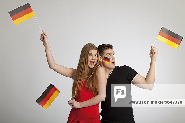 Junges Paar mit deutschen Fähnchen