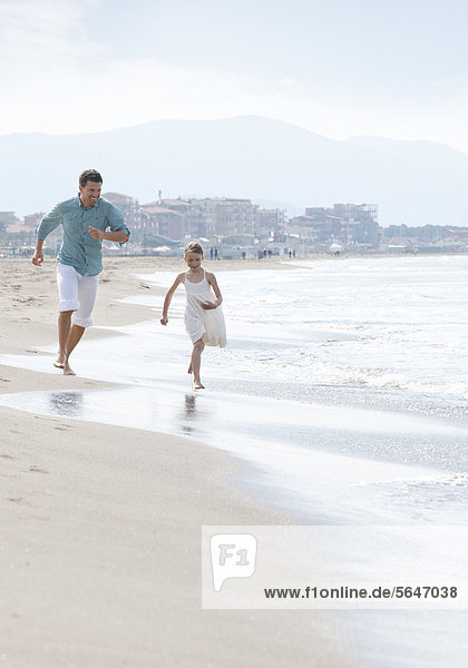 Vater mit Tochter an Strand