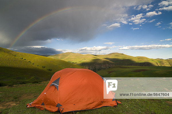 Regenbogen über dem Zelt  Camping im Hochland  Drakensberge  Königreich Lesotho  südliches Afrika