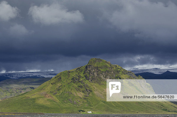 Berg und Bauernhof  Ring-Straße  Su_urland  Sudurland  Süd-Island  Island  Europa