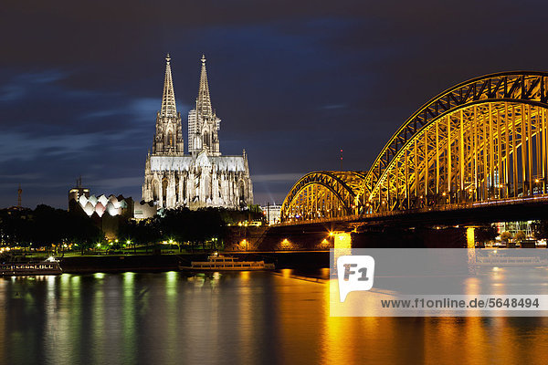 Deutschland  Köln  Blick auf den Kölner Dom und die Hohenzollernbrücke mit dem Rhein