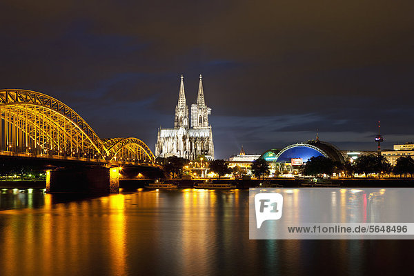 Deutschland  Köln  Blick auf den Kölner Dom und die Hohenzollernbrücke mit dem Rhein