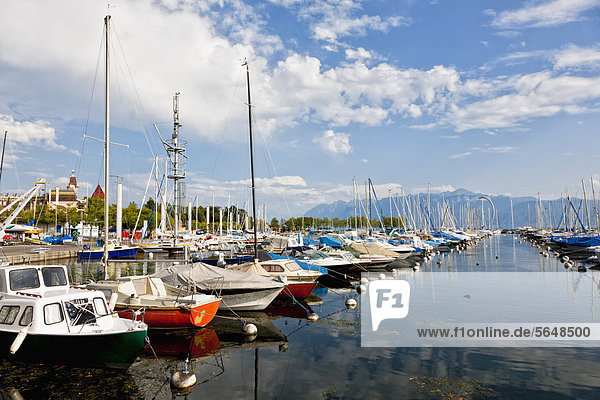 Schweiz  Lausanne  Ansicht der im Hafen liegenden Segelschiffe