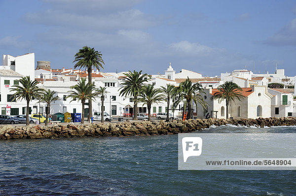 Europa Baum Gebäude weiß Menorca Balearen Balearische Inseln Bucht Mittelmeer Spanien
