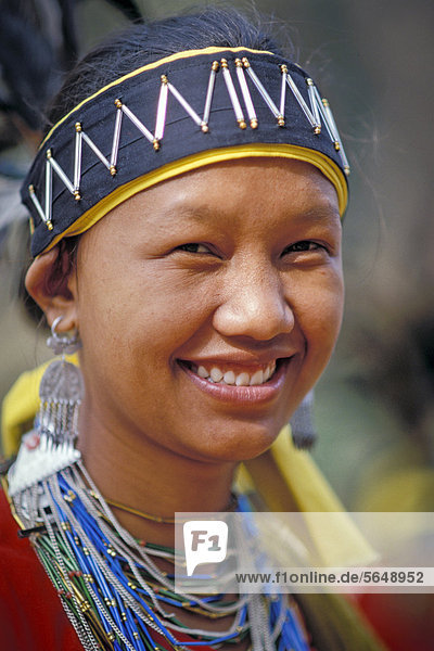 Junge Frau aus Nordostindien  Portrait  Indien  Asien