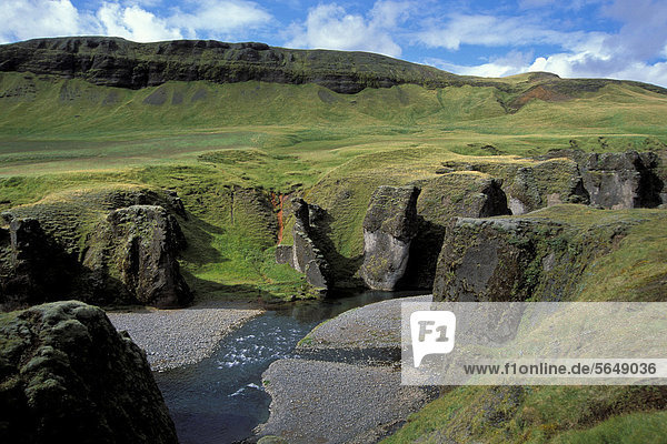 Schlucht Fjadrargljufur bei Kirkjubaer an der Südküste  Tuffgestein  Lavaformen  Island  Europa