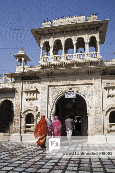 Eingang  Karni-Mata-Tempel  Rattentempel Deshnook oder Deshnok  Rajasthan  Indien  Asien