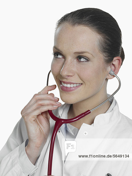 Ärztin mit Stethoskop  lächelnd