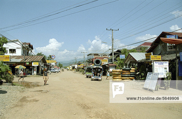 Straße in Vang Vieng  Laos  Südostasien