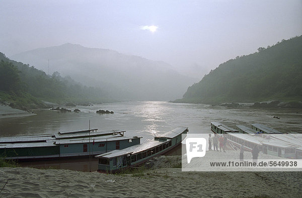 Transportboote am frühen Morgen am Mekong in Pakbeng  Laos  Südostasien