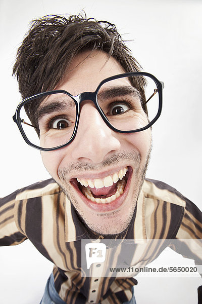 Junger Mann mit verrückter Brille  Portrait
