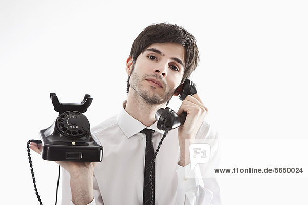 Junger Mann mit antikem Telefon  Portrait