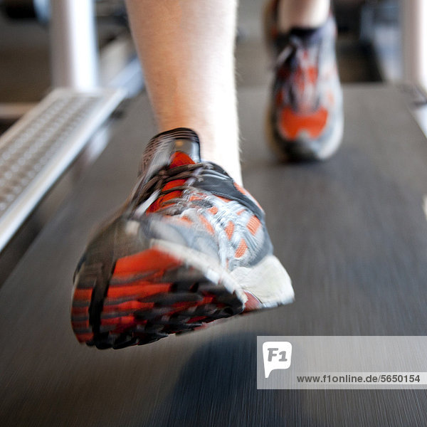 Laufschuhe auf einem Laufband in einem Fitness-Studio  Regensburg  Bayern  Deutschland  Europa