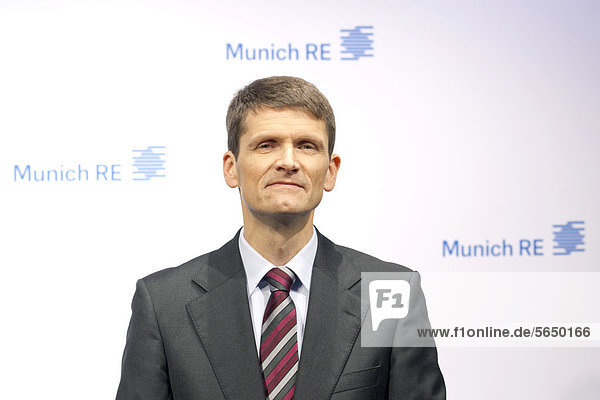 Jörg Schneider  Finanzvorstand der Versicherungsgesellschaft Munich Re  Münchner Rück  während der Bilanzpressekonferenz am 13.03.2012 in München  Bayern  Deutschland  Europa