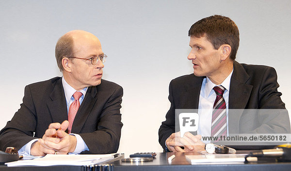 Europa Geschäftsbesprechung Finanzen Versicherung Manager 3 Bayern Betrieb Konferenz Deutschland links München Pressewesen Presse rechts