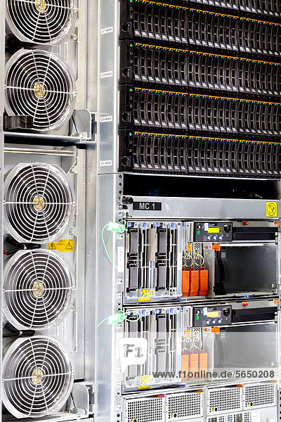 Server  Storage System  Bladeserver  mit Lüfter zur Kühlung  des Computerherstellers IBM auf der Computer-Messe CeBIT  Hannover  Niedersachsen  Deutschland  Europa