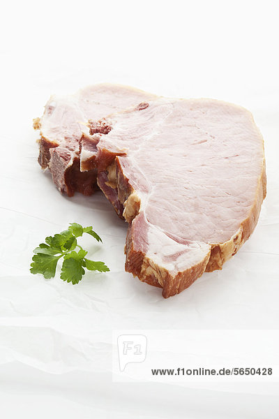 Geräuchertes Schweinekotelett auf Wachspapier