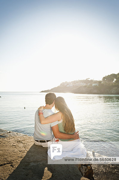 Spanien  Mallorca  Paar am Strand sitzend
