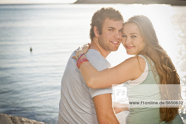 Spanien  Mallorca  Paar am Strand sitzend  lächelnd  Portrait